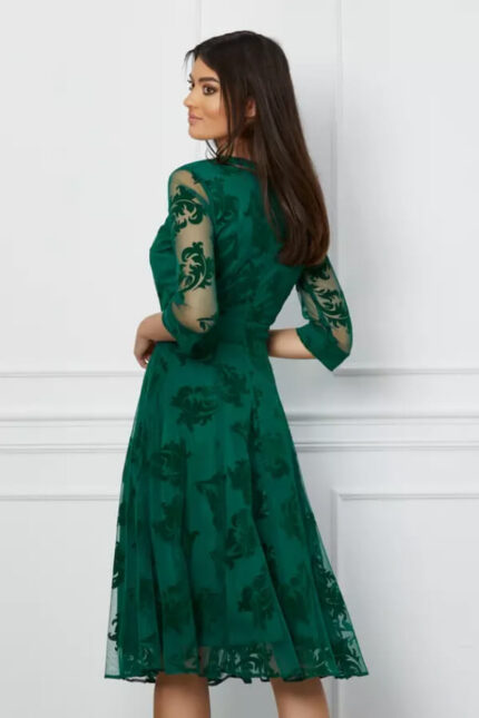 rochie in clos verde din tull cu insertii catifelate si maneci trei sferturi
