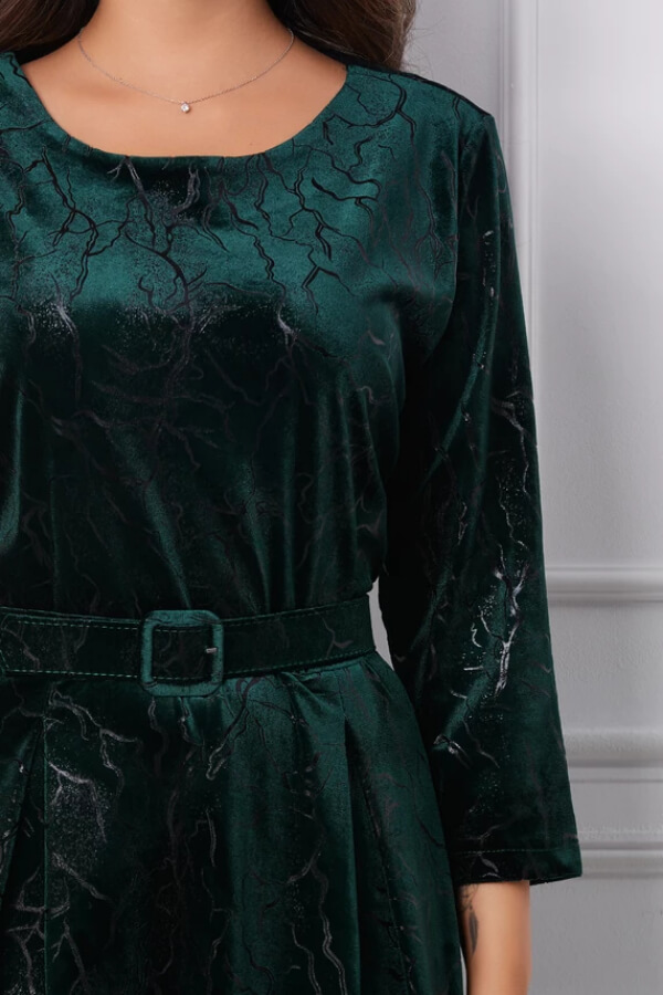 rochie office din catifea cu insetii discrete si croi clos verde
