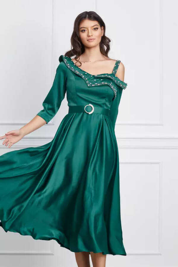 rochie verde smarald eleganta din satin in clos
